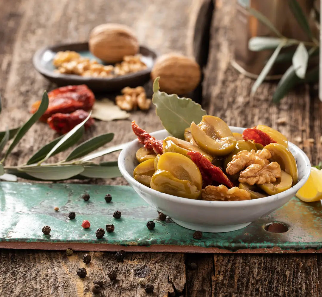 Mediterrane Olivenmischung 530 g – Grüne Oliven mit Walnuss & Kräutern | Gourmet im Glas